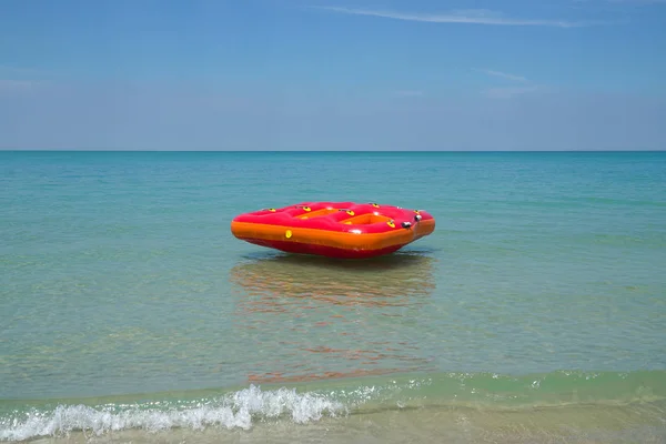 Anillo inflable o lilo en el mar por la playa —  Fotos de Stock