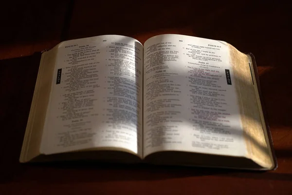 Koyu ahşap masa üzerinde açık İncil — Stok fotoğraf