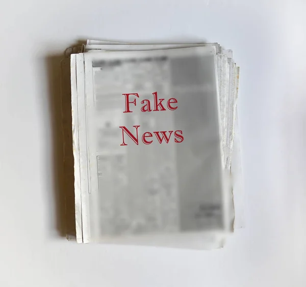 偽のニュース - 古新聞のスタック — ストック写真