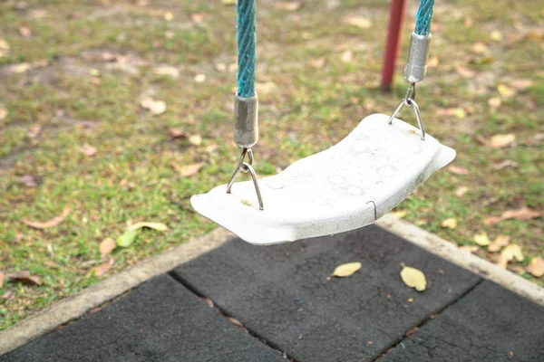 Balanço de parque infantil vazio — Fotografia de Stock