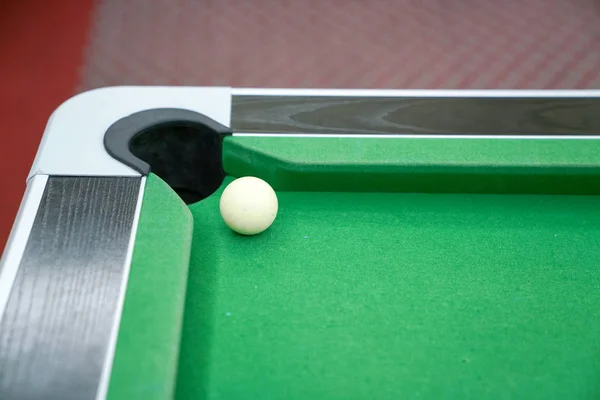 緑のテーブルのプールのボールをクローズ アップ — ストック写真