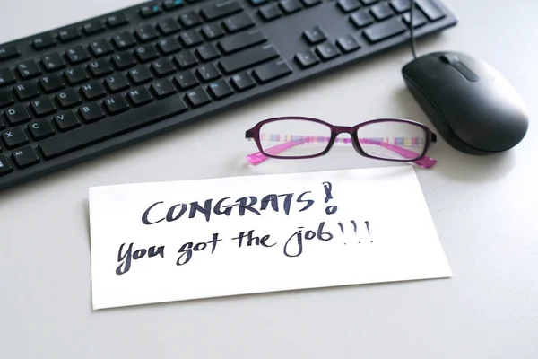 Zarfın üzerinde yazılan sözcükler iş var