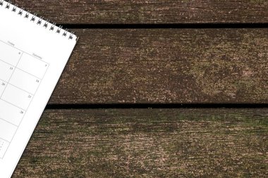 Koyu ahşap arka plan üzerinde takvim veya planlayıcı