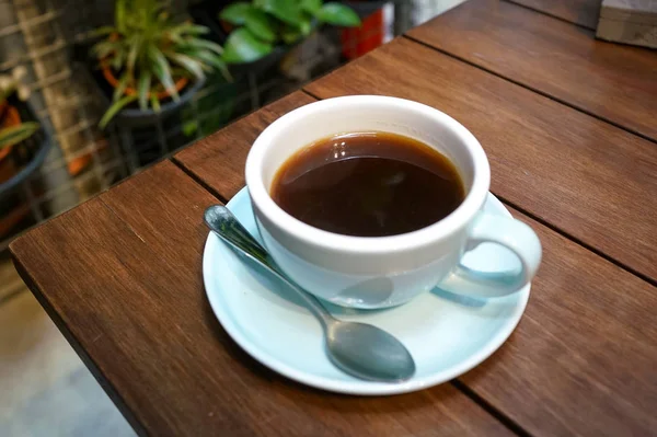 Café preto na mesa de madeira — Fotografia de Stock