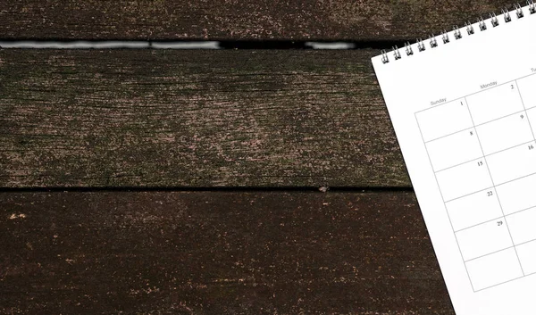 Календарь или планировщик на фоне темного дерева — стоковое фото