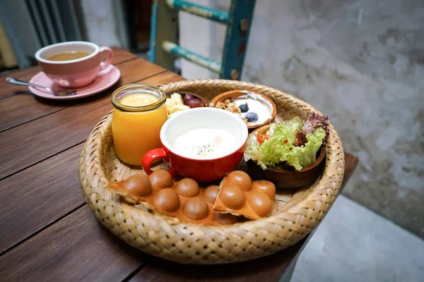 Gran desayuno en una mesa de madera — Foto de Stock