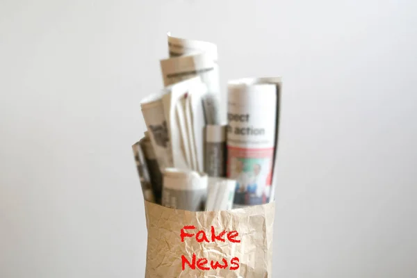 偽のニュース概念: 新聞で紙の袋がいっぱいと — ストック写真
