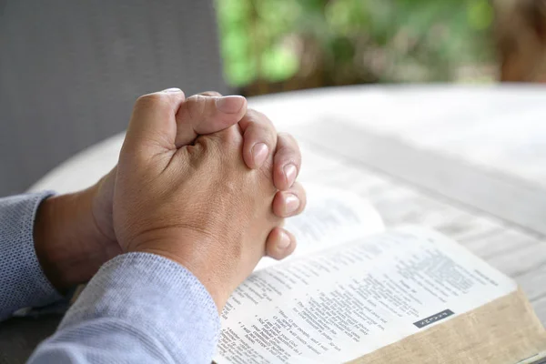 Dua: Erkek el birlikte açık bir İncil'in üzerine sıktı