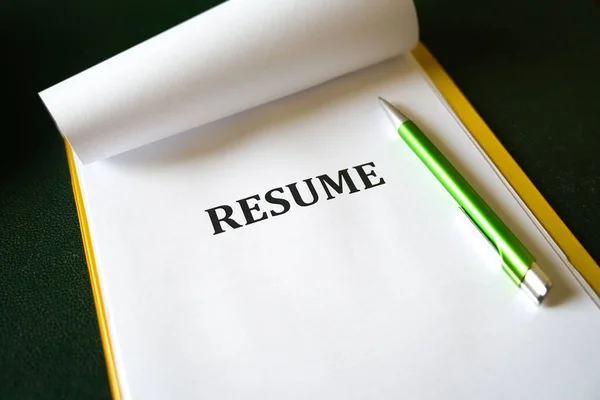 Resume on a clipboard — Stock Photo, Image