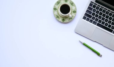 Beyaz ofis masa masası, üst görünüm veya düz yatıyordu