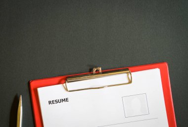 Ofis masasının üstüne devam edin