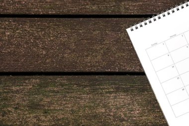 Koyu ahşap arka plan üzerinde takvim veya planlayıcı