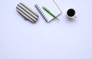 Beyaz ofis masa masası, üst görünüm veya düz yatıyordu