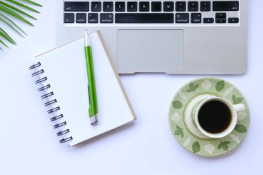 Beyaz ofis masa masası, üst görünüm veya düz yatıyordu