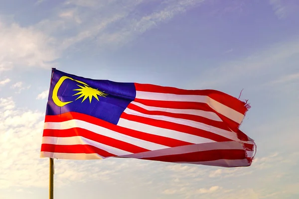Malesia bandiera sventola al sole del mattino — Foto Stock
