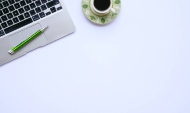 Beyaz ofis masa masası, üst görünüm veya düz yatıyordu