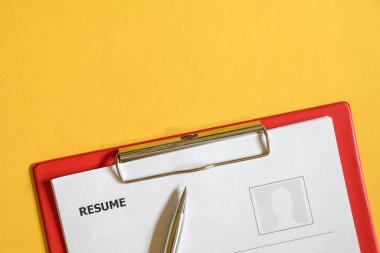 Ofis masasının üstüne devam edin