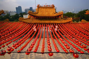 Bir tapınakta kırmızı fenerler güzel satırlar