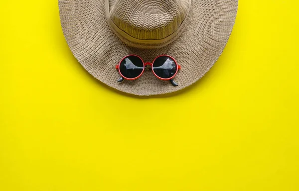 Strand mössa med röda kantad solglasögon — Stockfoto