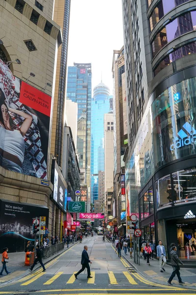 Hong Kong busy street scene with high rise buildings. — Stock Photo, Image