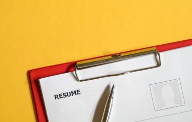 Ofis masasının üstüne devam edin