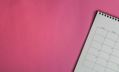 Ofis masasında takvim veya Planlayıcı üst görünümü