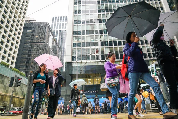 Central de Hong Kong. Multitud de personas caminando en la calle en una r — Foto de Stock