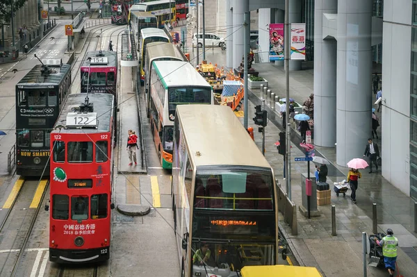 Calle en Hong Kong con gente, tranvías y autobuses en Central, Hon — Foto de Stock