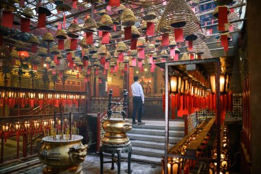 Sheong Wan, Hong Kong Adası'ndaki Man Mo tapınağının içi