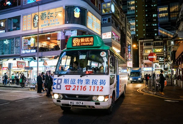 Causeway Bay Hong Kong, ajetreada calle paisaje urbano con los compradores, min — Foto de Stock