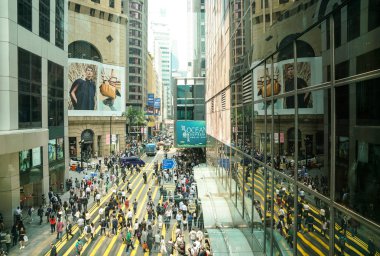 Hong Kong'un Central bölgesinde kalabalık insanlar yaya geçidi