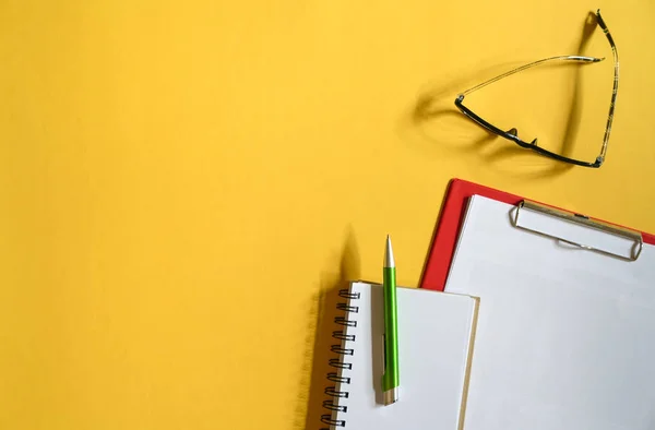 Blick auf den Schreibtisch — Stockfoto