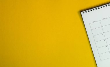 Ofis masasında takvim veya Planlayıcı üst görünümü