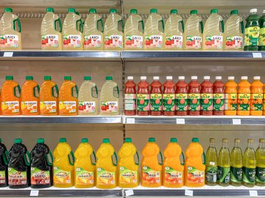 Süpermarkette ekranda şişelenmiş meyve suları çeşitli türü