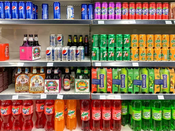 Различные типы бутилированных соков на выставке в супермаркете — стоковое фото