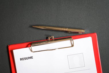 Ofis masasının üstüne devam edin