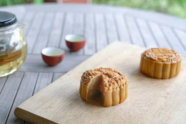 Mondkuchen serviert mit chinesischem Tee. Herbstfest. — Stockfoto