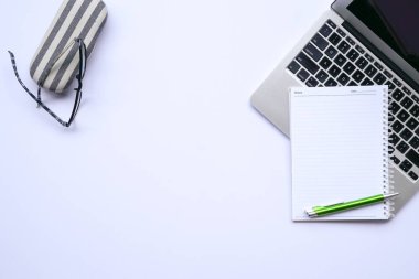 Beyaz ofis masa masası, üst görünüm veya düz yatıyordu