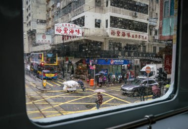 Hong Kong Caddesi yağmurlu bir günde. 