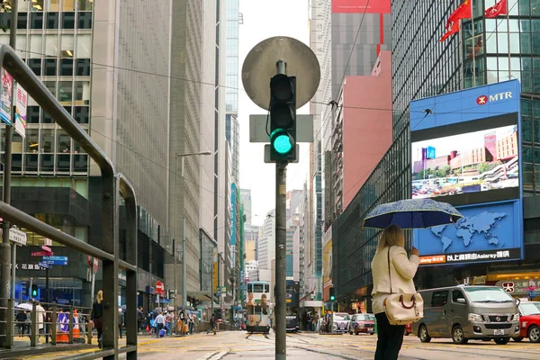 Hong Kong Central. Les gens marchent dans la rue au feu rouge — Photo