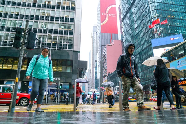 Hong Kong Central. People walking on the street. Rainy day. — Stock Photo, Image