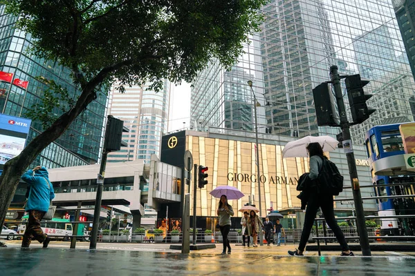 Central de Hong Kong. Gente caminando por la calle. Un día lluvioso. Gior. — Foto de Stock