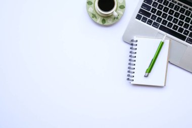 Beyaz ofis masa masası, üst görünüm veya düz yatıyordu