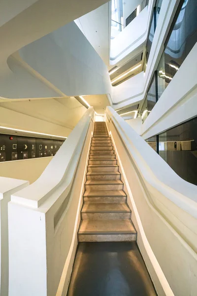 O interior do Jockey Club Innovation Tower, Hong Kong . — Fotografia de Stock