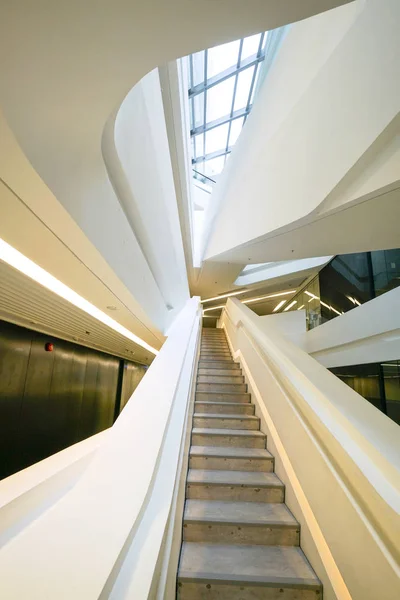 O interior do Jockey Club Innovation Tower, Hong Kong . — Fotografia de Stock