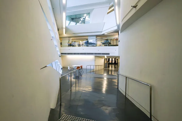 L'intérieur du Jockey Club Innovation Tower, Hong Kong . — Photo