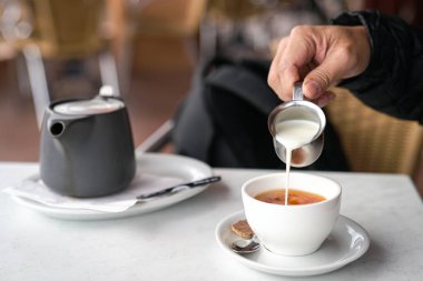 Kahve anına süt dökmek. İyi zamanlar vibe veya kavram.