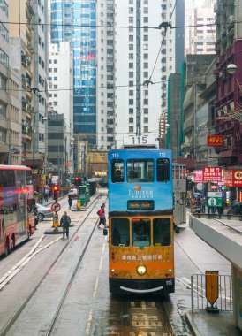 Hong Kong adada sokakta Hong Kong tramvaylar.