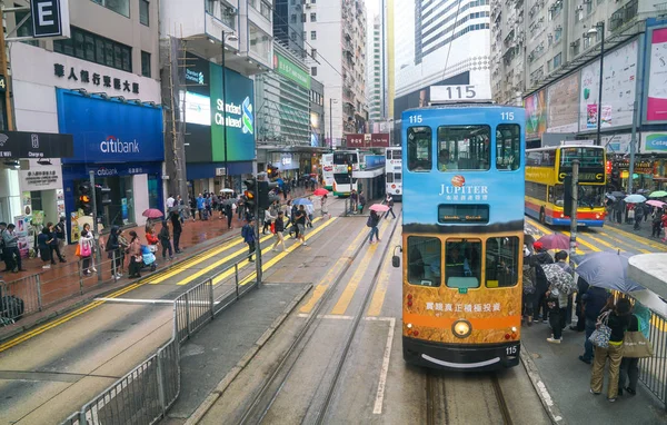 Tranvías de Hong Kong en la calle en la isla de Hong Kong . — Foto de Stock