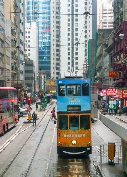 Trams de Hong Kong dans la rue sur l'île de Hong Kong . — Photo